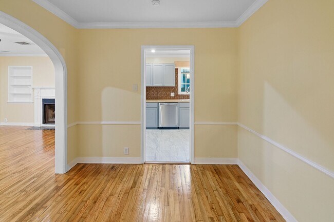 Building Photo - 3 Bedroom 1.5 Bath Home just blocks from Ocean Drive