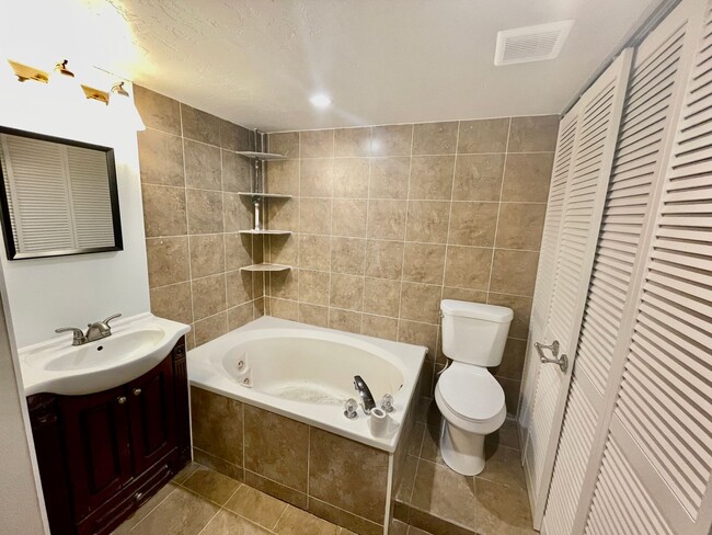 Building Photo - Fully Remodeled 3-BR, 3-BA Townhome with K...