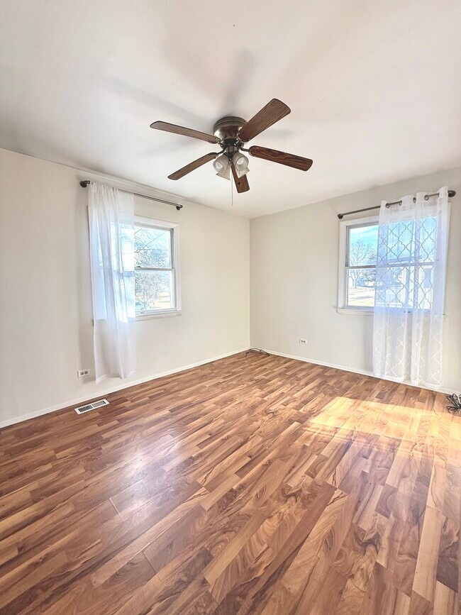 Building Photo - 329 David Ct