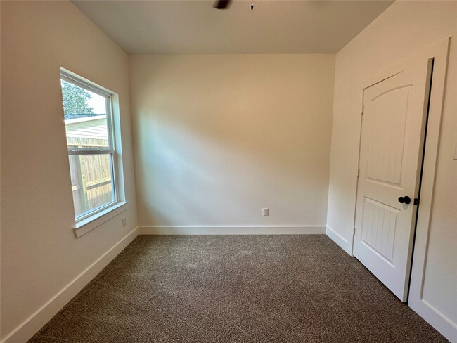 Building Photo - 243 Broadhurst Dr