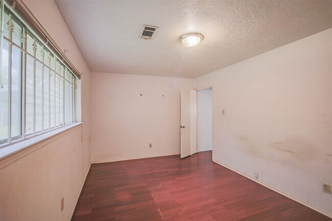 Building Photo - 7010 Captain Dr
