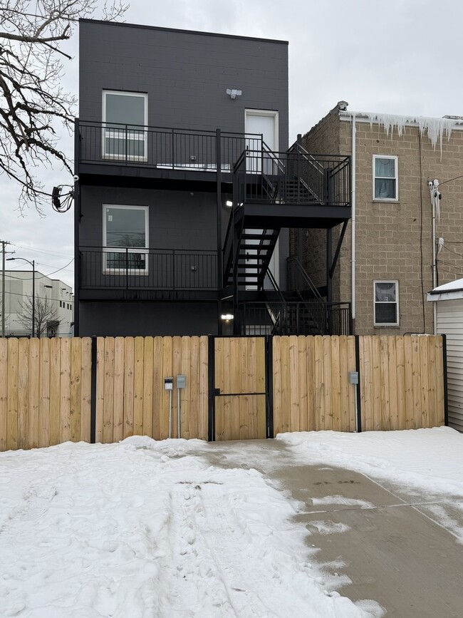 Building Photo - 2622 W Adams St