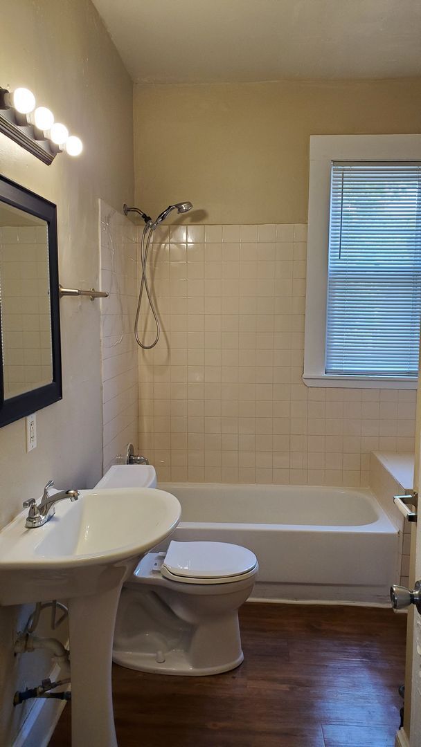 Building Photo - Remodeled & Spacious 4 Bedroom Lower Duplex in Walker's Point!