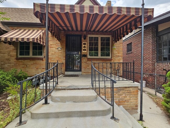 Building Photo - Alamo Placita Adorable 3 Bed 2 Bath Bungalow w/ CACH, Garage, Fenced Yard & More