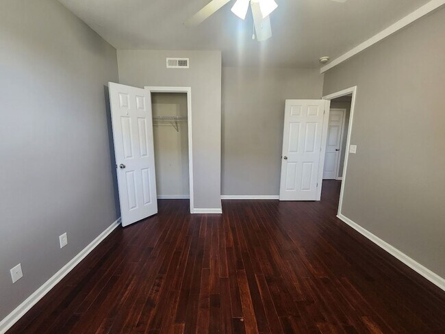 Building Photo - $2500 - 5 Bedrooms 3 Baths + Bonus Room