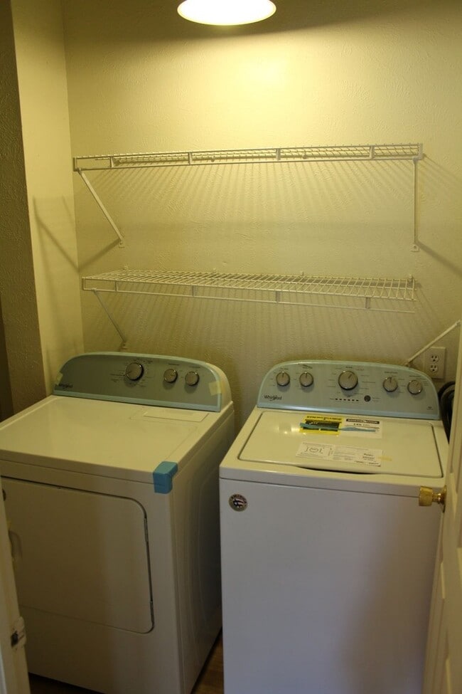 Building Photo - Wonderful 2 Bed Condo in Great Location
