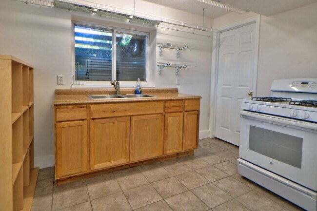 Building Photo - Basement Apartment Near Springville Canyon