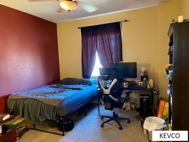 Building Photo - Three Level Townhouse with Attached Two Car Garage!