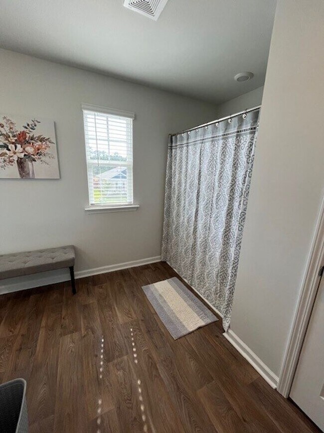 Building Photo - Discover this spacious 4-bedroom, 2.5-bath home in Winnabow, NC