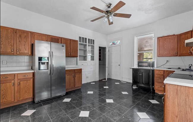 Building Photo - Amazing 2 Bedroom 1 Bathroom Home