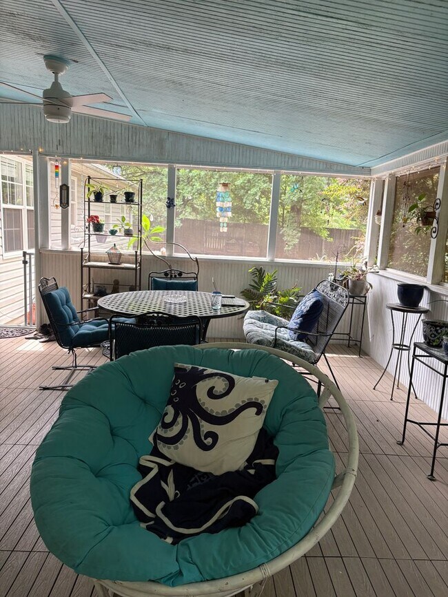 Building Photo - Large, private home in Rivercliff