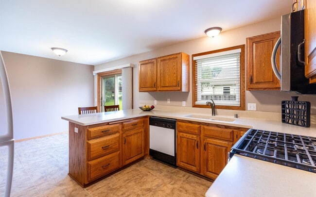 Building Photo - 878 Sky Ridge Dr