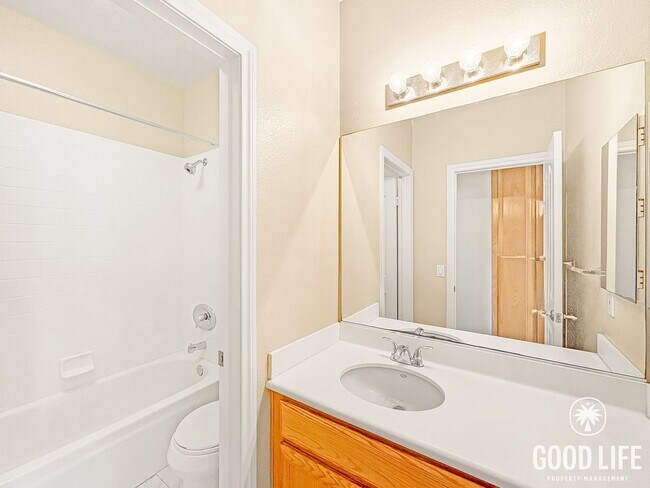 Building Photo - Spacious Torrey View Home with Flexible Floorplan in Gated Community