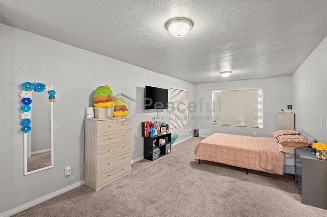 Building Photo - 1541 W Ln Ct