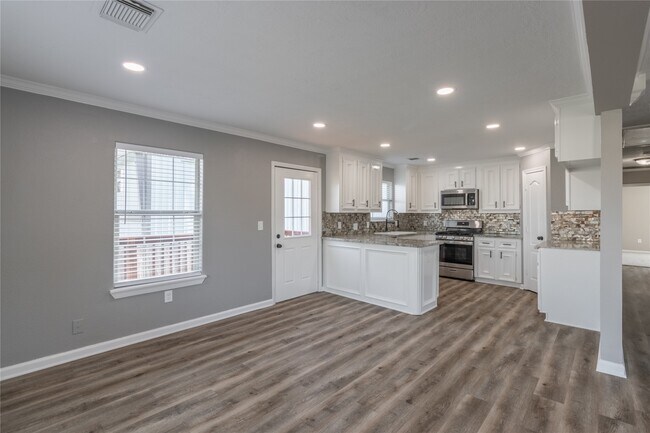 Building Photo - 725 10th St