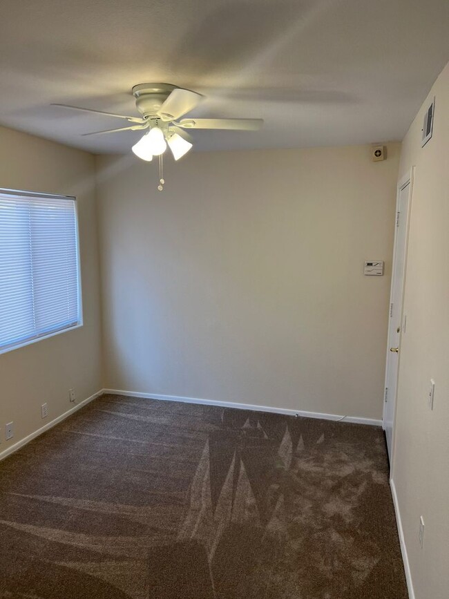 Building Photo - Move in Quick! 2 Bedroom Townhome in Sun C...