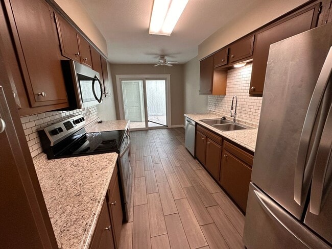 Building Photo - 424 Longmeadow Dr