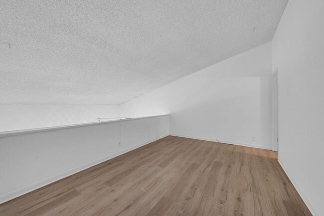Building Photo - Great corner studio location in Belle Forest.