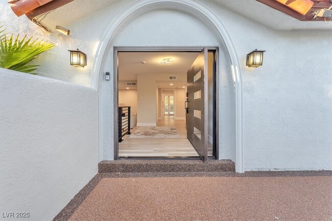 Building Photo - 2868 Vista Del Sol Ave