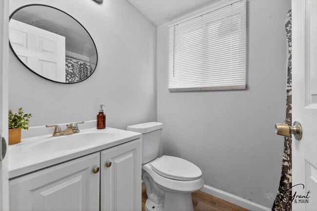 Building Photo - $995 - $1200 - Spacious 1 bedroom Apartments