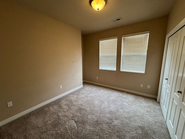 Building Photo - Great 2 bed, 2 bath town home in Lehi