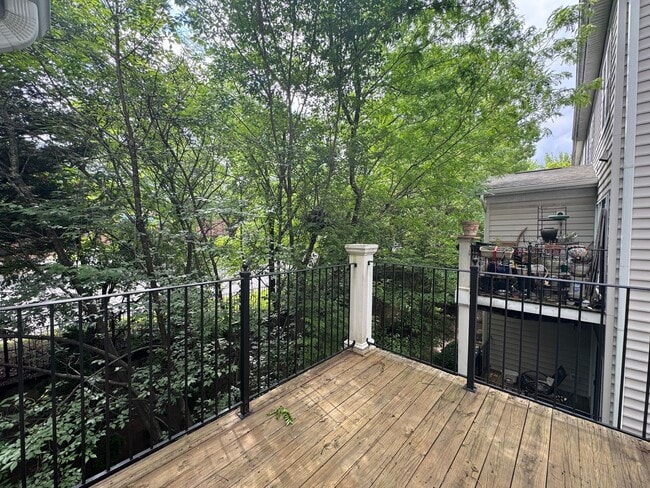 Building Photo - Beautiful 2 Bed 2 Bath End-Unit Townhome I...