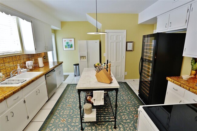 Building Photo - 2828 Segovia St