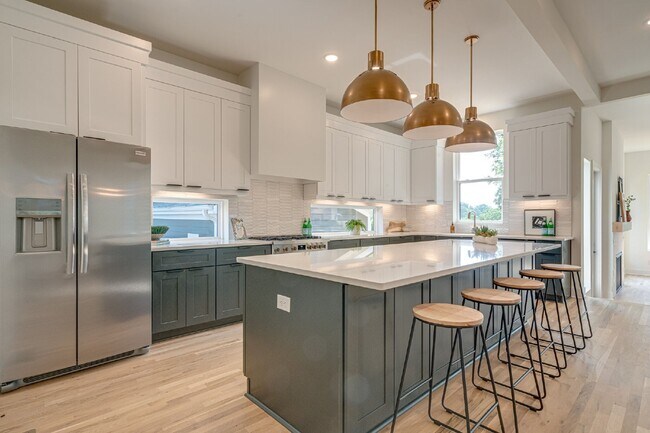 Building Photo - LIKE NEW - Beautiful 4 or 5 BR in Lockelan...