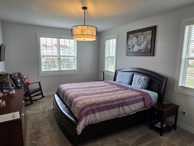 Building Photo - 5 bedroom Pewaukee home in Broken Hill