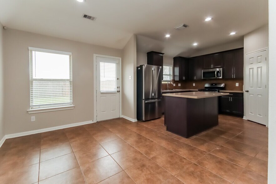 Building Photo - 5326 Rio Dr