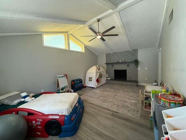 Building Photo - 2021 Valley Dr