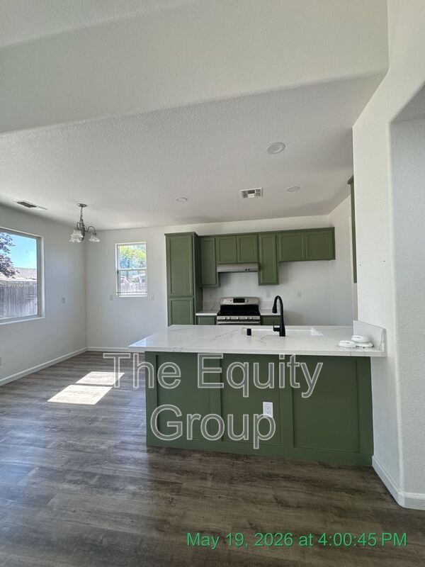 Building Photo - 2020 Golden Way