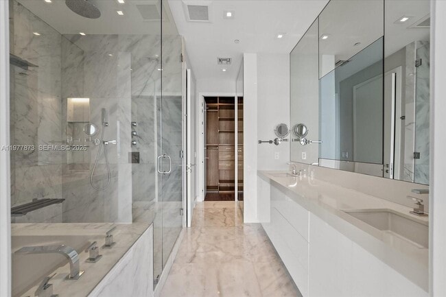 Building Photo - 460 NE 28th St