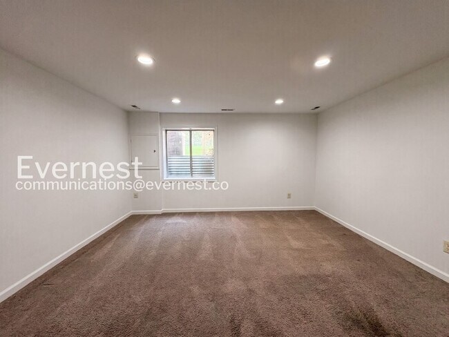 Building Photo - 2 Bed/2 Bath Town Home with Modern Amenities / Vouchers Accepted / Available Now!