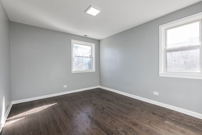 Building Photo - 5843 N Cicero Ave