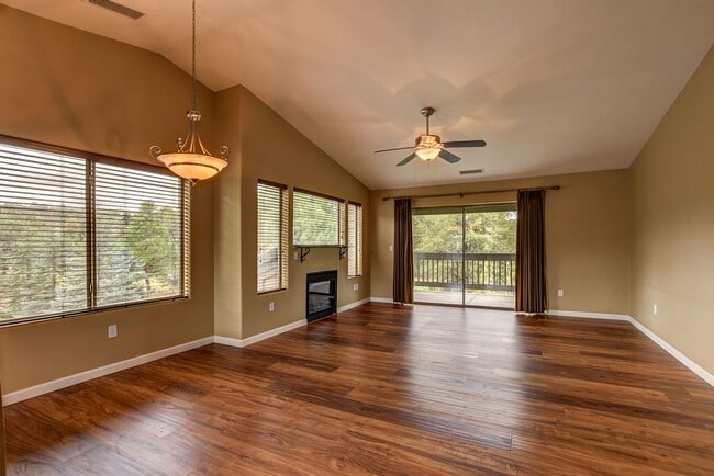 Building Photo - Beautiful 3 Bed, 2 Bath Condo on the Hassaympa Golf Course!