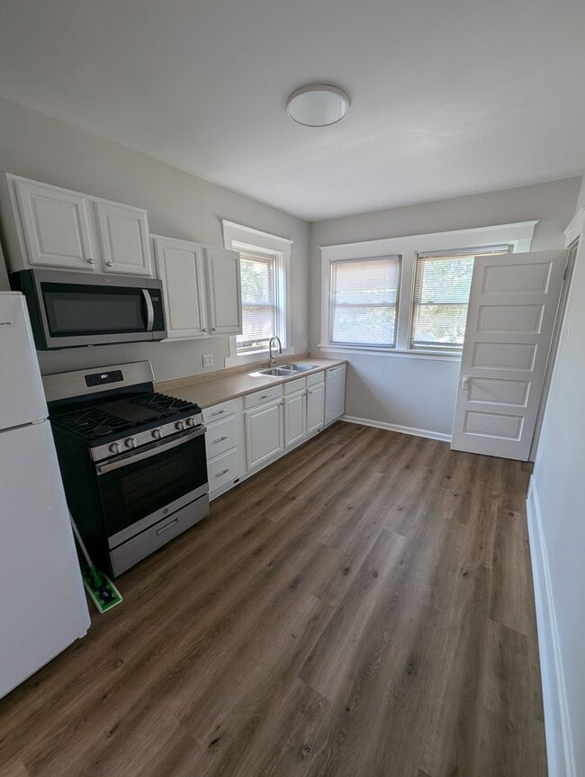 Building Photo - Spacious! 4-Bed and 2-Full Bath Unit with Bonus Room, Garage, Large Backyard