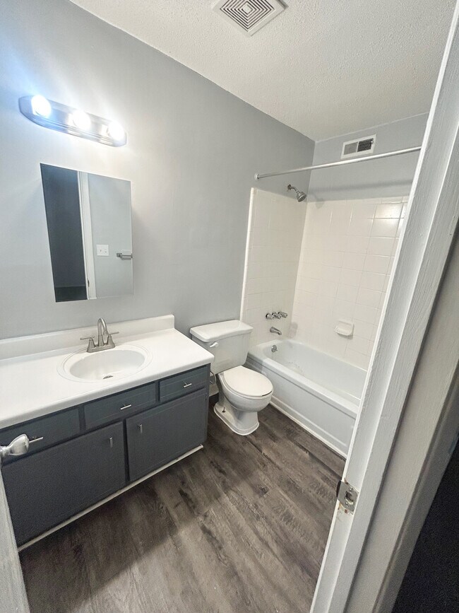 Building Photo - 601 Riverhill Cir