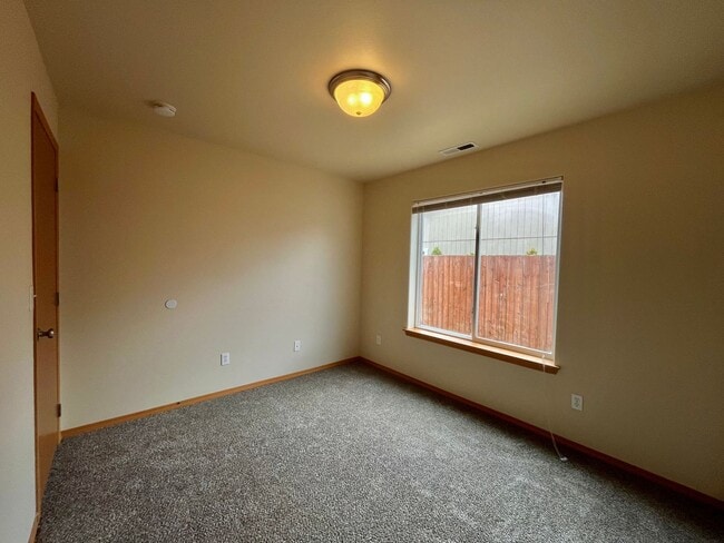 Building Photo - 310 E 28th Ave