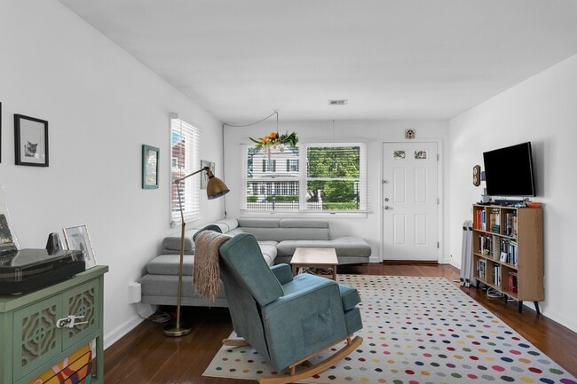 Building Photo - 157 Rumson Rd