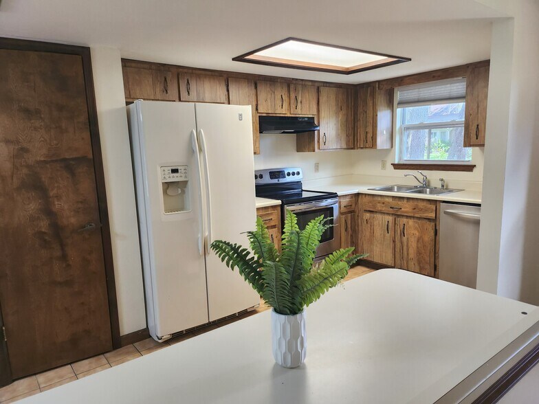 Fridge, pantry, stove, dishwasher - 35097 Whispering Oaks Blvd