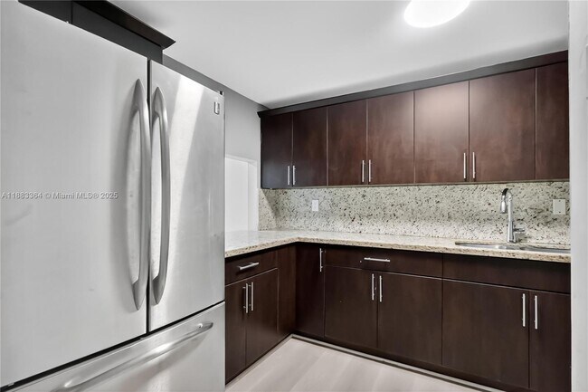 Building Photo - 10000 NW 80th Ct