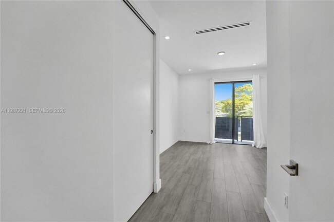 Building Photo - 3465 SW 3rd Ave