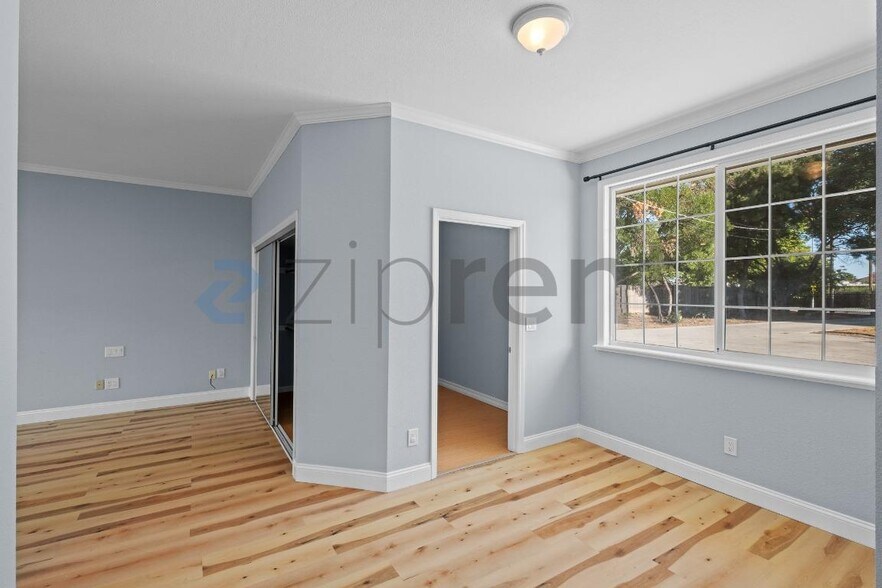 Building Photo - Unit