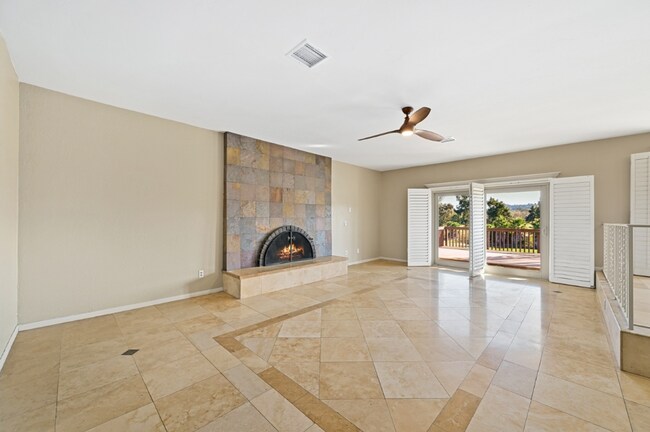 Building Photo - Gorgeous 3BD/3BA Home on a Golf-Course with Expansive Mountain Views! $5,000/mo