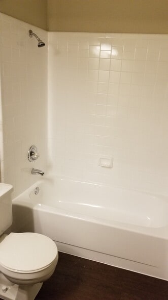 Guest bath - 1919 Tanglewood Dr