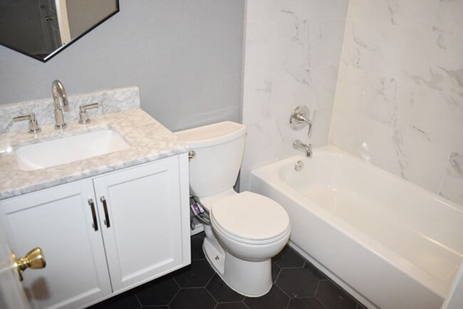 Building Photo - Lovely 3-2-2 in Ft. Worth in Desirable Loc...