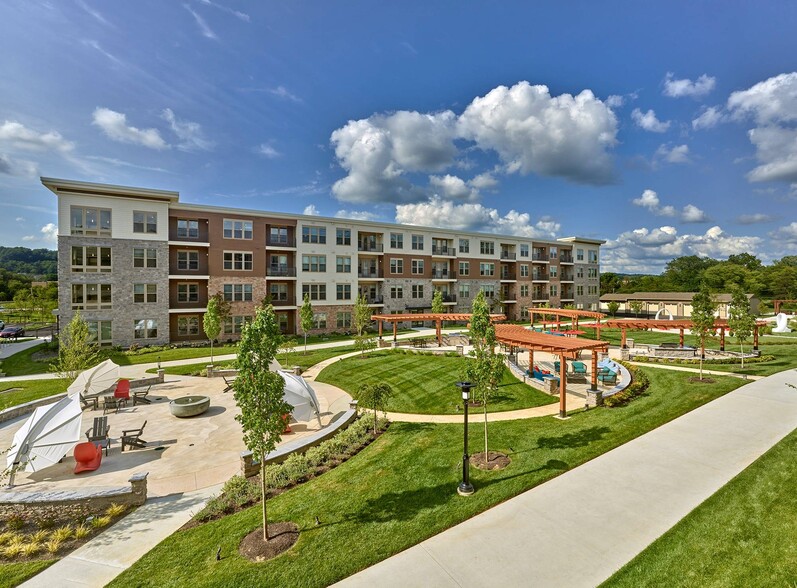 Outdoor Courtyard - The Point at Downingtown