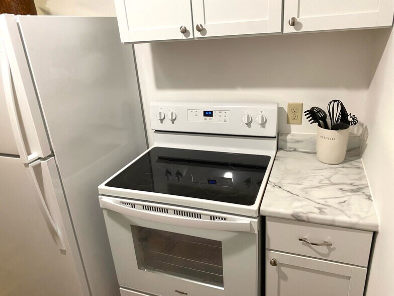 Kitchen - 3260 Starr St