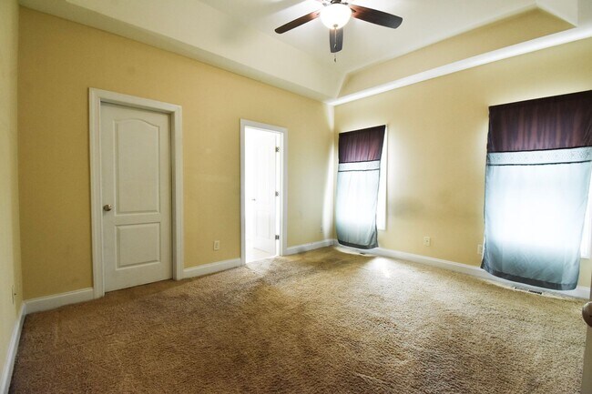 Building Photo - Coming Soon!   3 Bedroom 2 Bathroom With a Bonus: Small Dogs Okay